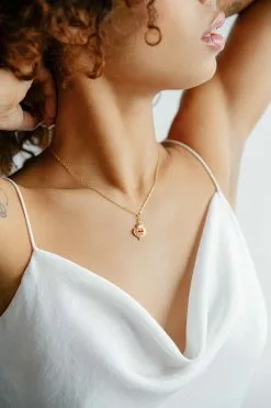 Fortune & Frame Sacred Heart Pendant Necklace -FRAME SHOP 721dcc54 87a8 4e92 ac28 1dc4c5c97046